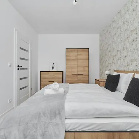 Nowoczesny Z Balkonem I Parkingiem W Centrum Wroclawia By Renters Apartamento
